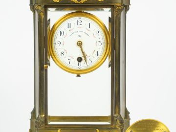 Pendule cage 1900 en laiton et cristal, modèle "400 jours".  H. 30cm