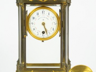 Vente aux enchères Pendule cage 1900 en laiton et cristal, modèle "400 jours".  H. 30cm