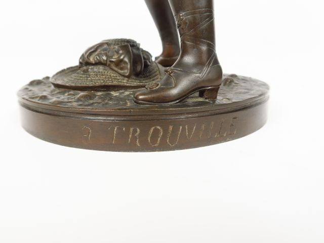 RANCOULET. "A Trouville" Sculpture en bronze à patine brune. Signée. H