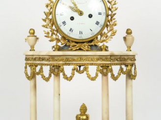 Vente aux enchères Pendule portique de style Louis XVI fin XVIIIe début XIXe en albâtre, 