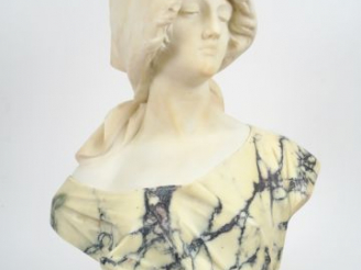 Vente aux enchères E. CHOTARD. "Jeune fille au fichu". Sculpture en marbre et albâtre, si