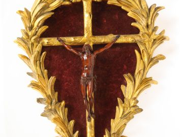 Crucifix XVIIIème en bois, buis et stuc doré.  (Restaurations) Dim. 75