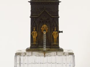 Pendule XIXème de style Troubadour dite à la fontaine en bronze et cri