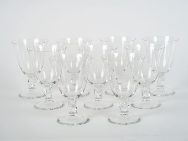 DAUM France. Suite de 9 verres à eau en cristal. Signés