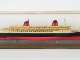 Deux maquettes du paquebot France. Dim. 22 x 80 x 16 cm