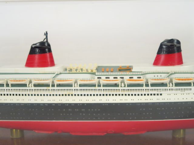 Deux maquettes du paquebot France. Dim. 22 x 80 x 16 cm