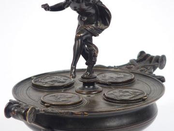 Encrier XIXème en bronze en forme de lampe à l'antique à décor de faun