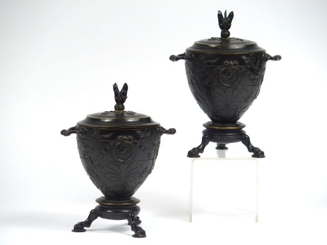 Paire de cassollettes en bronze à patine brune de style Louis XVI, à d