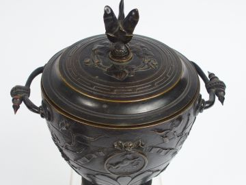 Paire de cassollettes en bronze à patine brune de style Louis XVI, à d