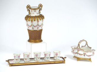 Vente aux enchères Vase de style Louis XVI en porcelaine à décor de guirlandes de fleurs,