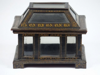 Vente aux enchères Coffret de présentation italien XIXème en bois à décor polychrome et d