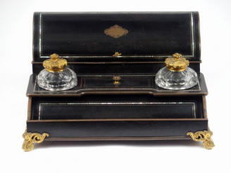 Vente aux enchères Encrier Napoléon III en bois noirci, marqueterie de laiton et de filet