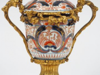 Vente aux enchères Pot couvert XIXème en porcelaine polychrome d'Imari, prise du couvercl