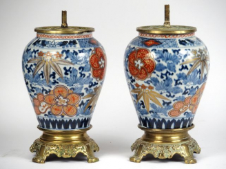 Vente aux enchères Paire de vases XIXèe en porcelaine d'Imari, montés en lampe H. 26,5 cm