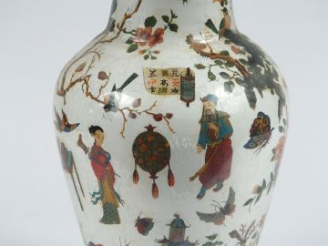Vente aux enchères Vase en verre soufflé début XIXème, à décor dit de "chinoiserie" en im