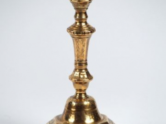 Vente aux enchères Chandelier XVIIIème en bronze, décor gravé de fleurs et de coquille