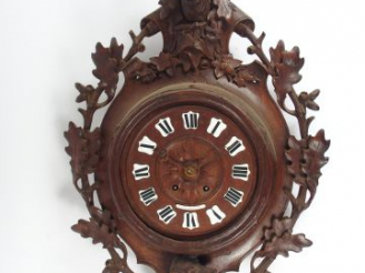 Vente aux enchères Carillon fin XIXème en chêne sculpté, à décor cynégétique, signé Rouss