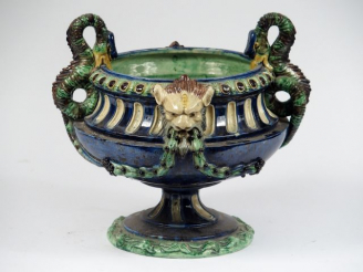Vente aux enchères Vase à anses fin XIXème en barbotine polychrome, à décor de mufles de 