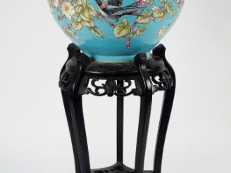 Vente aux enchères Grand cache-pot fin XIXème en céramique émaillée, à décor polychrome d