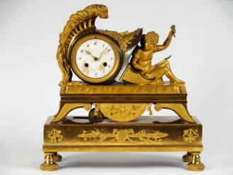 Vente aux enchères Pendule Empire en bronze patiné vert à l'antique, ciselé et doré, cadr