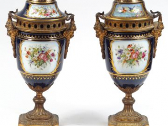 Vente aux enchères Paire de vases couverts XIXème en porcelaine de Sèvres, à décor dans d