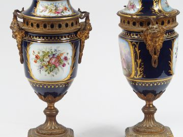 Paire de vases couverts XIXème en porcelaine de Sèvres, à décor dans d