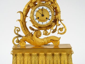 Pendule Restauration en bronze ciselé et doré, en forme de fleur et de