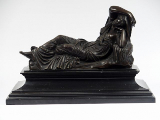 Vente aux enchères James PRADIER "Sapho endormie". Sculpture en bronze à patine brune.  S