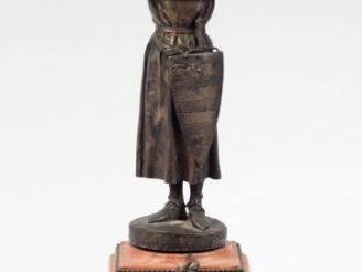Vente aux enchères FREMIET "Credo". Sculpture en bronze à patine argentée H. : 39,5 cm (s