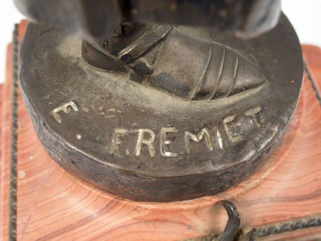 FREMIET "Credo". Sculpture en bronze à patine argentée H. : 39,5 cm (s