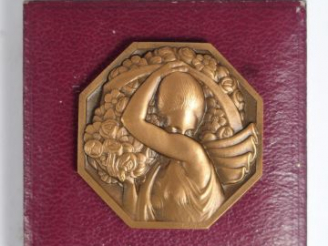 Vente aux enchères TURIN. Médaille Art déco à patine médaille, signée