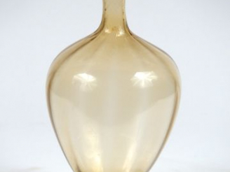 Vente aux enchères Bouteille ou vase vénitien en verre ambré. H.29 cm