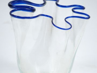 Vente aux enchères Vase mouchoir en verre soufflé, orné d'un filet bleu, modèle de Venini