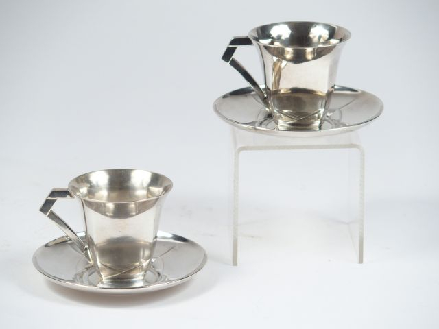 GALLIA. Paire de tasses et sous-tasses Art Déco en métal argenté, d'ap