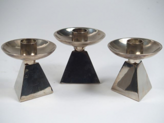 Vente aux enchères Trois bougeoirs 1940 en métal argenté, base pyramidale