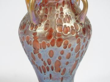 Vase 1900 autrichien en verre rosé et irisé, quatre anses appliquées à