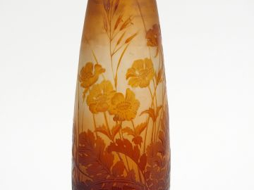 GALLE. Vase ovoïde en verre, à décor gravé en camée et à l'acide de fl