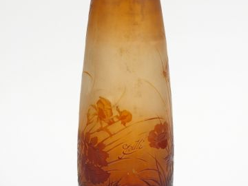 GALLE. Vase ovoïde en verre, à décor gravé en camée et à l'acide de fl