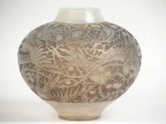 Vente aux enchères LALIQUE. Vase 'Aras' en verre blanc soufflé moulé, patiné et opalescen