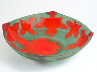 Vente aux enchères MULLER. Coupe en verre, à décor gravé en camée et à l'acide de fruits 