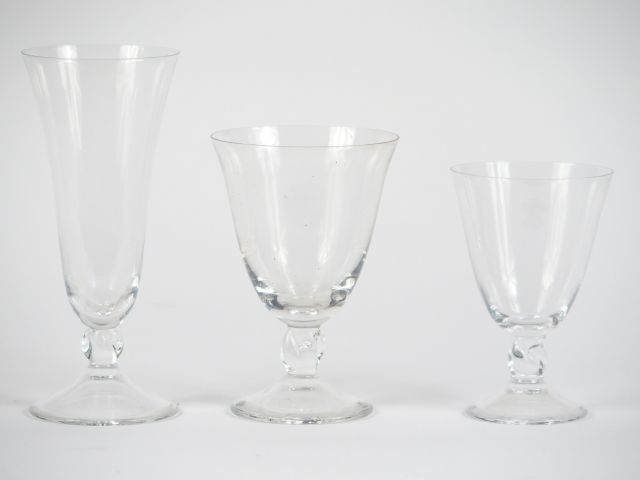 DAUM. Service de verres en cristal comprenant : 18 verres à eau, 9 ver