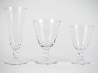 Vente aux enchères DAUM. Service de verres en cristal comprenant : 18 verres à eau, 9 ver