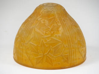 Vente aux enchères Grand abat-jour Art Déco en verre jaune, à décor gravé à l’acide de fe
