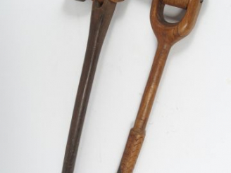 Vente aux enchères Instruments agraires, Nouvelle-Calédonie ( ?) Bois dur à patine brune,