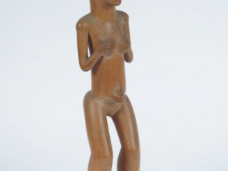 Vente aux enchères Statue Punu, Gabon. Bois à patine blonde. H : 42,5 cm Expert : Emmanue