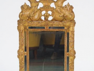 Vente aux enchères Glace à parecloses et fronton ajouré XVIIIème en bois sculpté et doré,