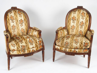 Vente aux enchères Paire de bérgères de style Louis XVI en bois naturel mouluré et sculpt