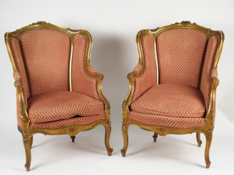 Vente aux enchères Paire de bergères à oreilles de style Louis XV en bois sculpté et doré