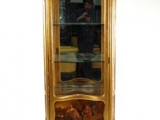 Vente aux enchères Vitrine de style Louis XV en bois doré et vernis Martin, à décor de pa