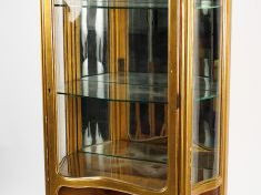 Vitrine de style Louis XV en bois doré et vernis Martin, à décor de pa